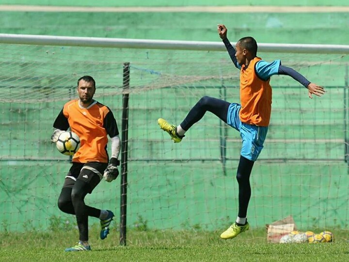 Srdan Ostojic (kiri) saat sesi latihan. (Foto: Dokumentasi Arema)