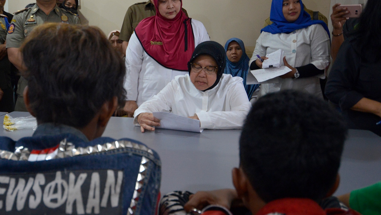 Risma saat meninjau jekima anak yang kedapatan mabuk lem. (foto: farid/ngopibareng.id) 