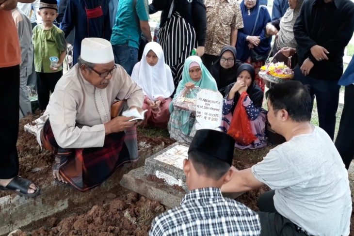 Prosesi pemakaman Jurnalis Dofi. Foto: istimewa