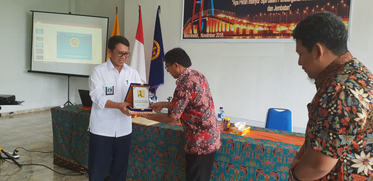 Kepala BPJN XVII Manokwari DR Ir Yohanis Tulak Todingrara MT menyerahkan cinderamata kepada Dekan Fakultas Tenik Sipil Unipa Elias K Bawan ST.M,Eng (Foto: Endra/ngopibareng.id)