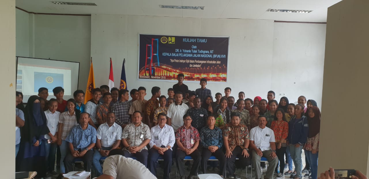 Seluruh mahasiswa angkatan pertama Fakultas Tenik Sipil Unipa berfoto bersama dengan Kepala BPJN XVII Manokwari beserta staf, konsultan dan unsur civitas akademika Unipa. (Foto: Endra/ngopibareng.id)