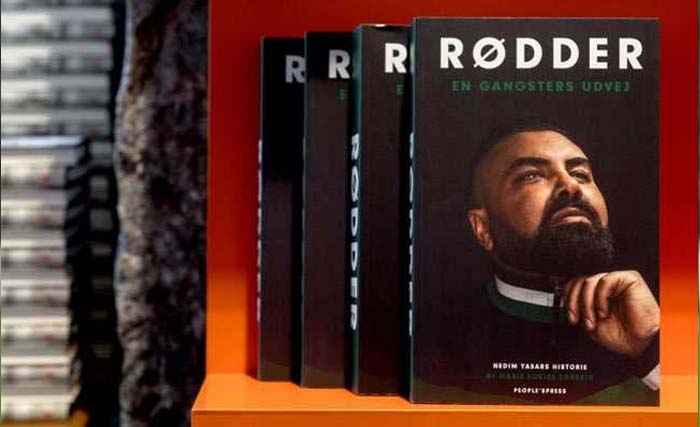 Buku Nedim Yasar, Rodder, dan foto dirinya sebagai cover buku. (Foto: AFP)