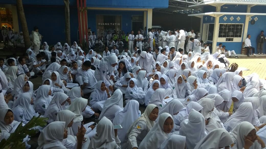 Kepala SMAN 1 Gondanglegi, Lilik Wahyuni didemo oleh ratusan siswanya