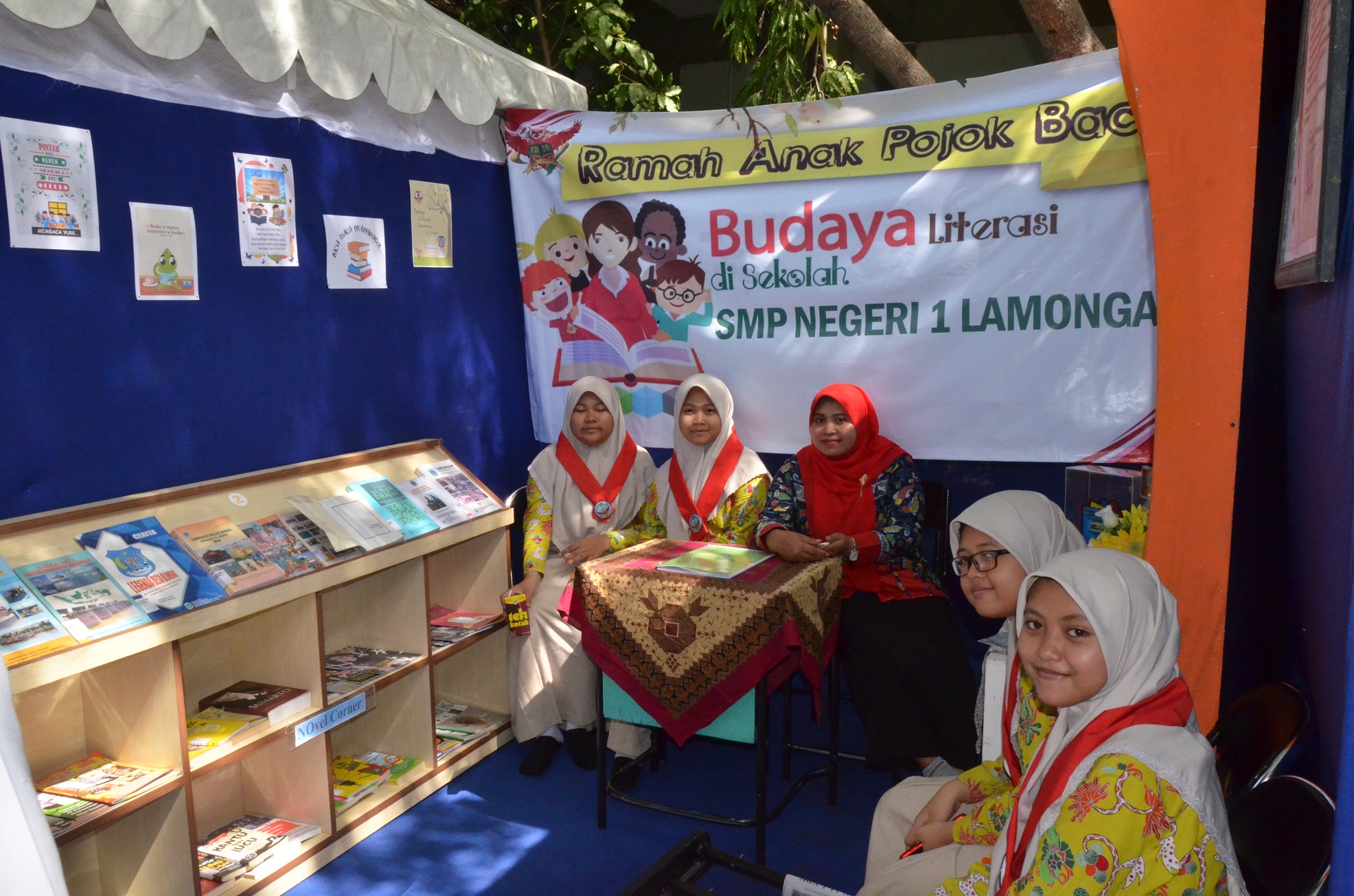 Siswa SMPN 1 Lamongan di antara buku-buku yang berhasil mereka ciptakan. (Foto: Totok/ngopibareng.id)