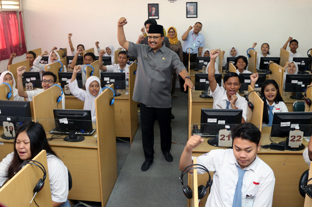 Wakil Gubernur Jawa Timur Saifullah Yusuf (Gus Ipul) saat sidak pelaksanaan UNBK. Foto: dok/ngopibareng.id