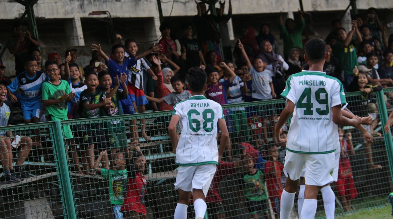 Selebrasi gol pemain Persebaya U16 di depan Ratusan Bonek di Lapangan Karanggayam. (foto: Haris/ngopibareng)