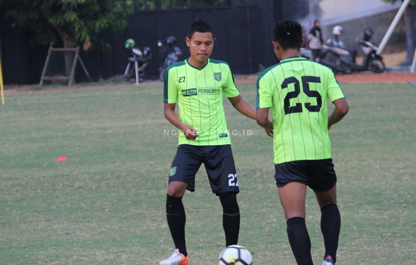 Gelandang Persebaya, Fandi Eko Utomo saat berlatih di Lapangan Polda Jatim. (foto: Haris/ngopibareng)