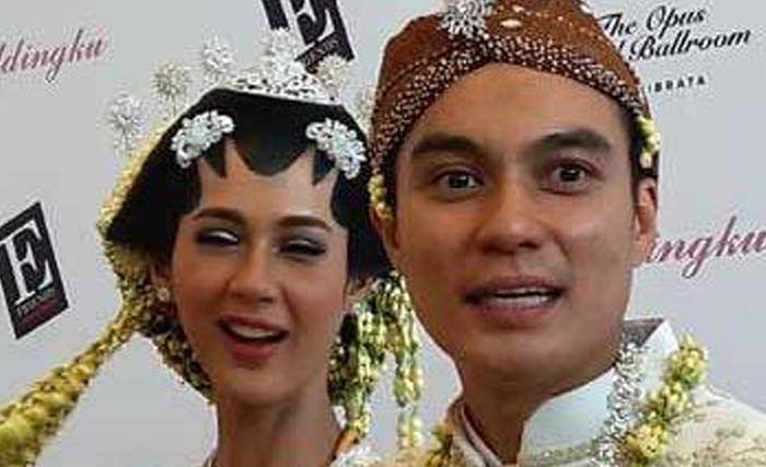 Baim Wong dan Paula Verhoeven usai pernikahan hari ini, Kamis 22 November di Jakarta. (Foto:WartaKota)