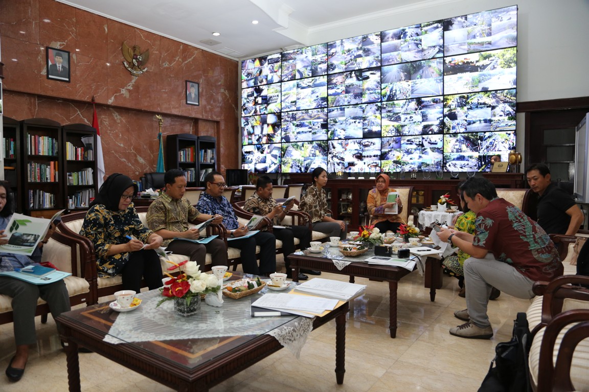 Pertemuan Risma dan Pemkot Kitakyushu, do ruang kerja wali kota, Kamis, 22 November 2018. 