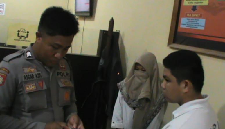 Saat dimintai keterangan, NH dan MR kompak mengaku hanya berciuman dan saling meraba anggota tubuh pasangannya meski nyaris telanjang.