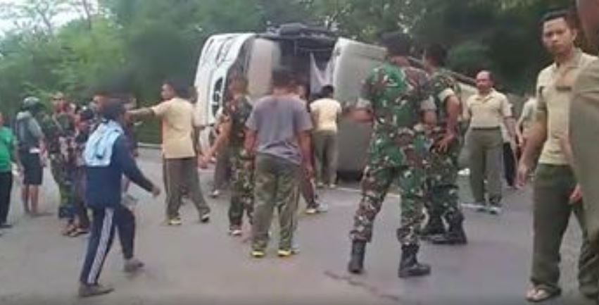 Bus Mira jurusan Surabaya - Yogyakarta terguling di jalan Saradan, Madiun. Diduga sopir ugal-ugalan. Akibatnya belasan penumpang mengalami luka-luka. (Foto: warganet)