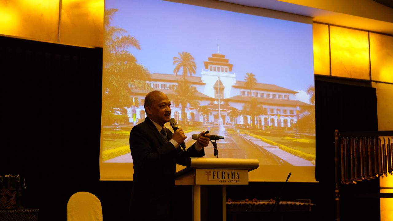 Luas Pulau Singapore tak lebih dari seperempat Pulau Bali.Tapi hilir mudik orang dari seluruh penjuru dunia ada di sini. foto:pesona indonesia