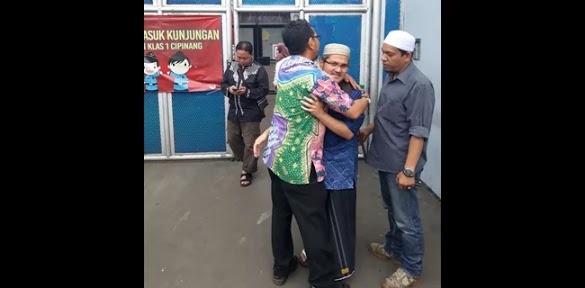 Jon Riah Ukur alias Jonru Ginting bebas bersyarat dan dijemput pengacaranya, Djudju Purwanto. Foto: ist.