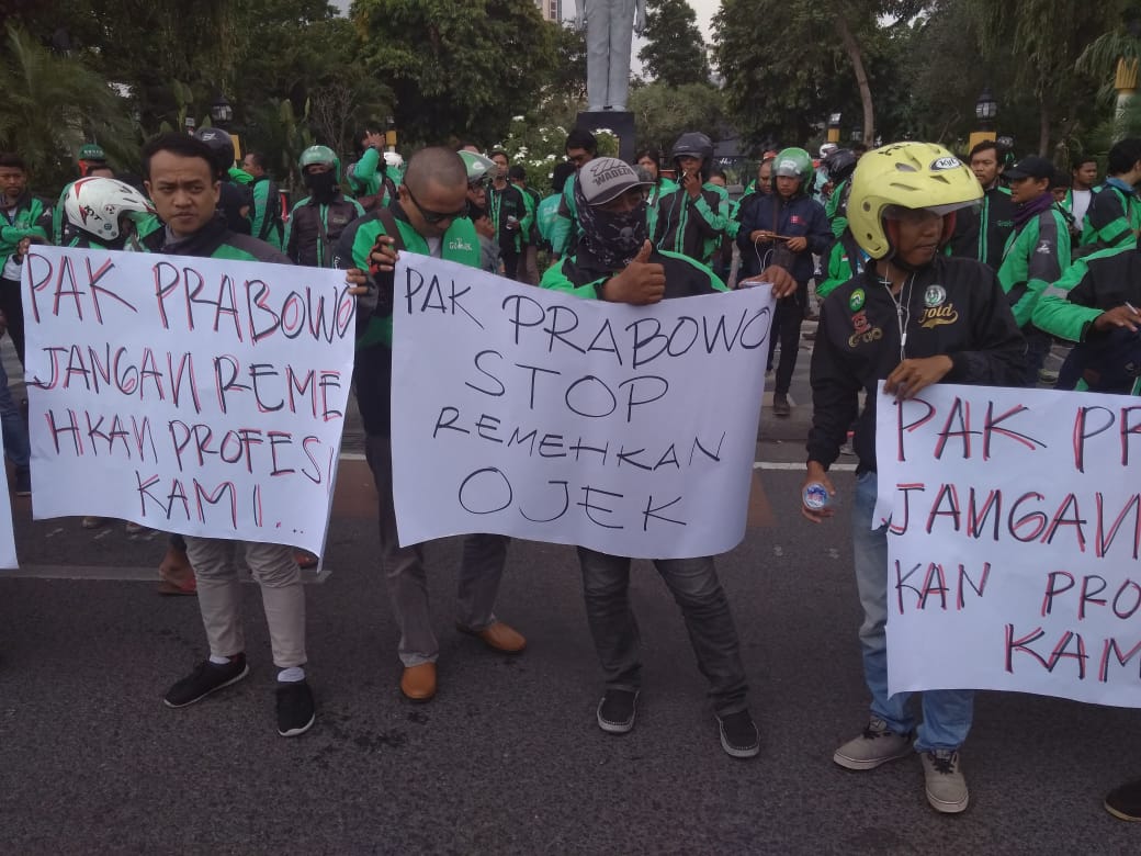 Ratusan ojol saat menggelar aksi di depan Gedung Negara Grahadi, Surabaya, Sabtu, 24 November 2018. (foto: farid/ngopibareng.id) 