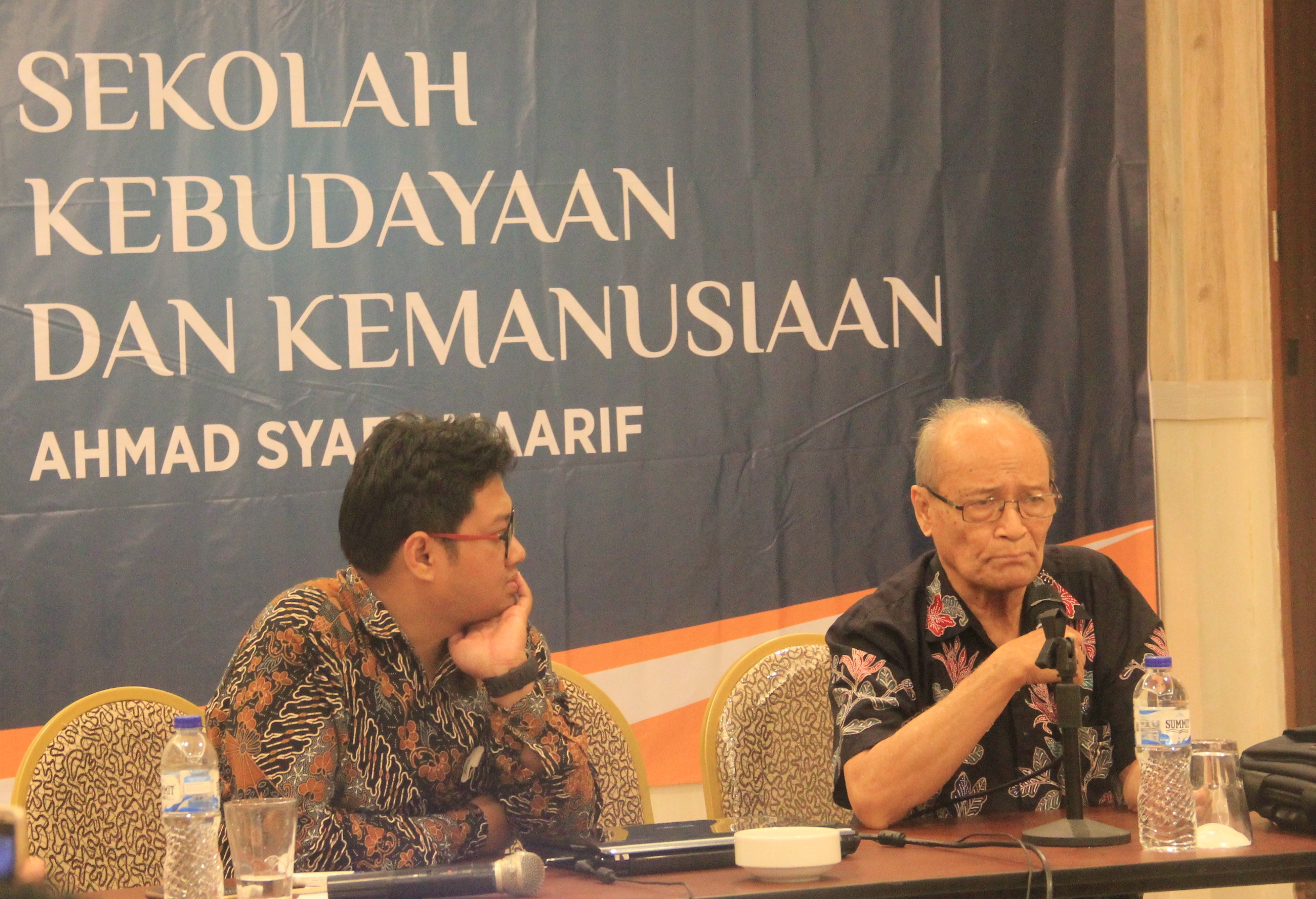 DUA TOKOH: Ahmad Syafii Maarif (kanan) bersama Amin Abdullah. (Foto: dok ngopibareng.id)