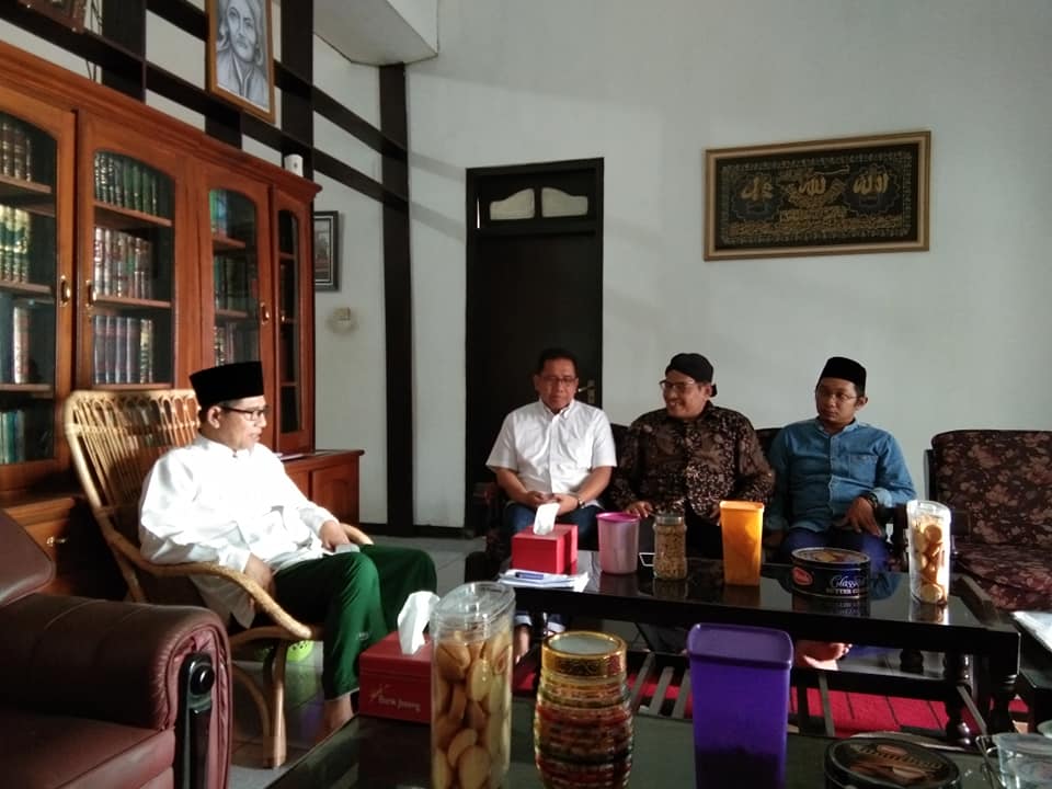 SOWAN: Ulil Abshar Abdalla saat bersilaturahim ke KH Muchlis di Ponpes Mambaul Hikam, Klaten. (Foto: fb uaa for ngopibareng.id)