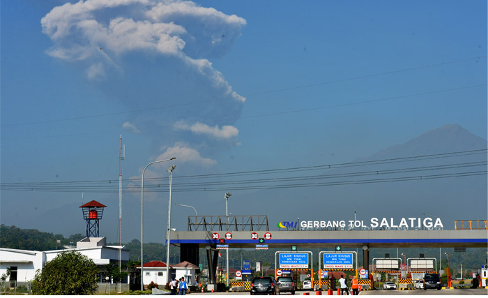 Gunung Merapi dari Gerbang Tol Salatiga. (Foto:Dok.Ngobar)