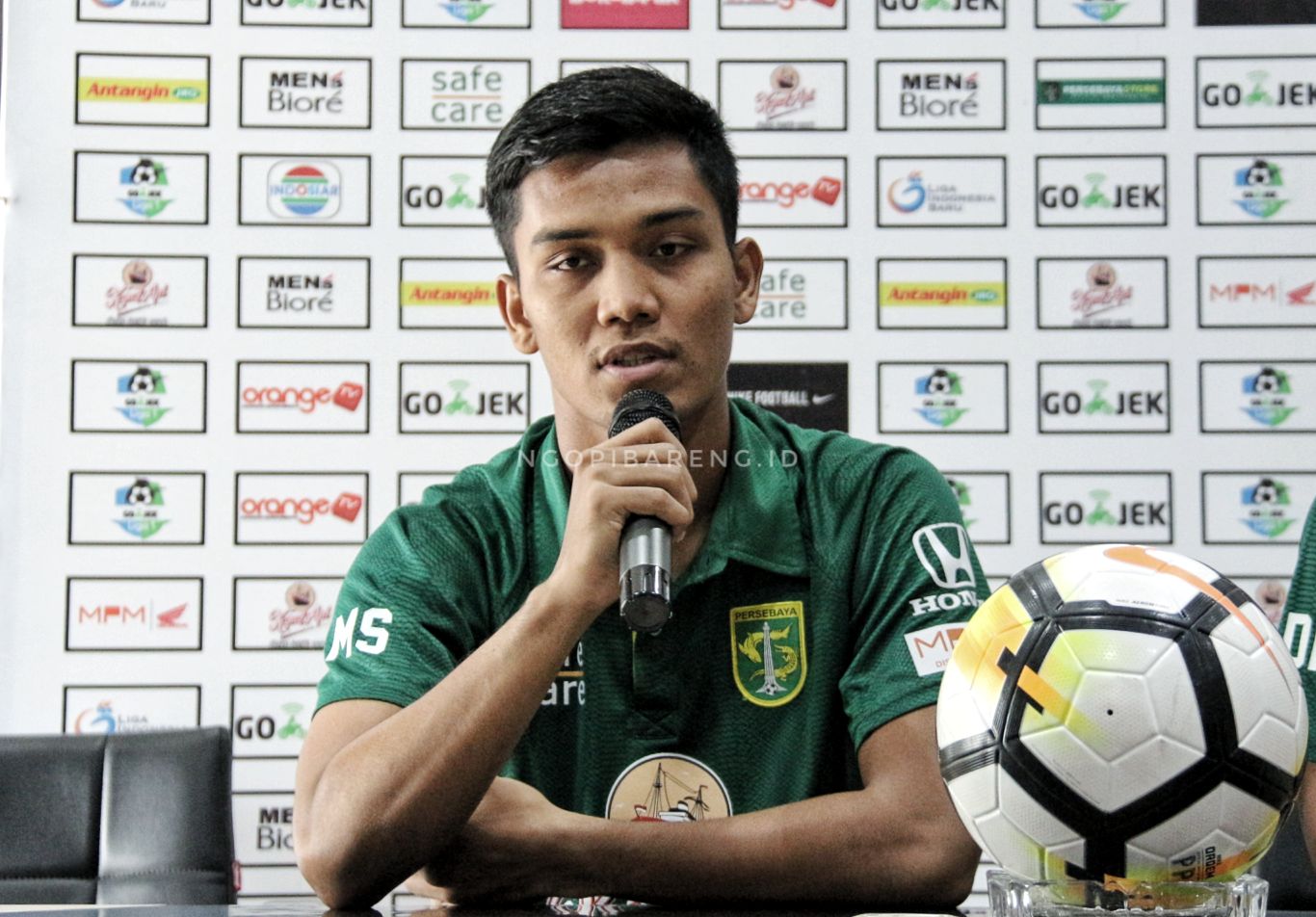 Kiper Persebaya, Miswar Saputra mengaku masih grogi bermain di hadapan Bonek Mania. (foto: Haris/ngopibareng)