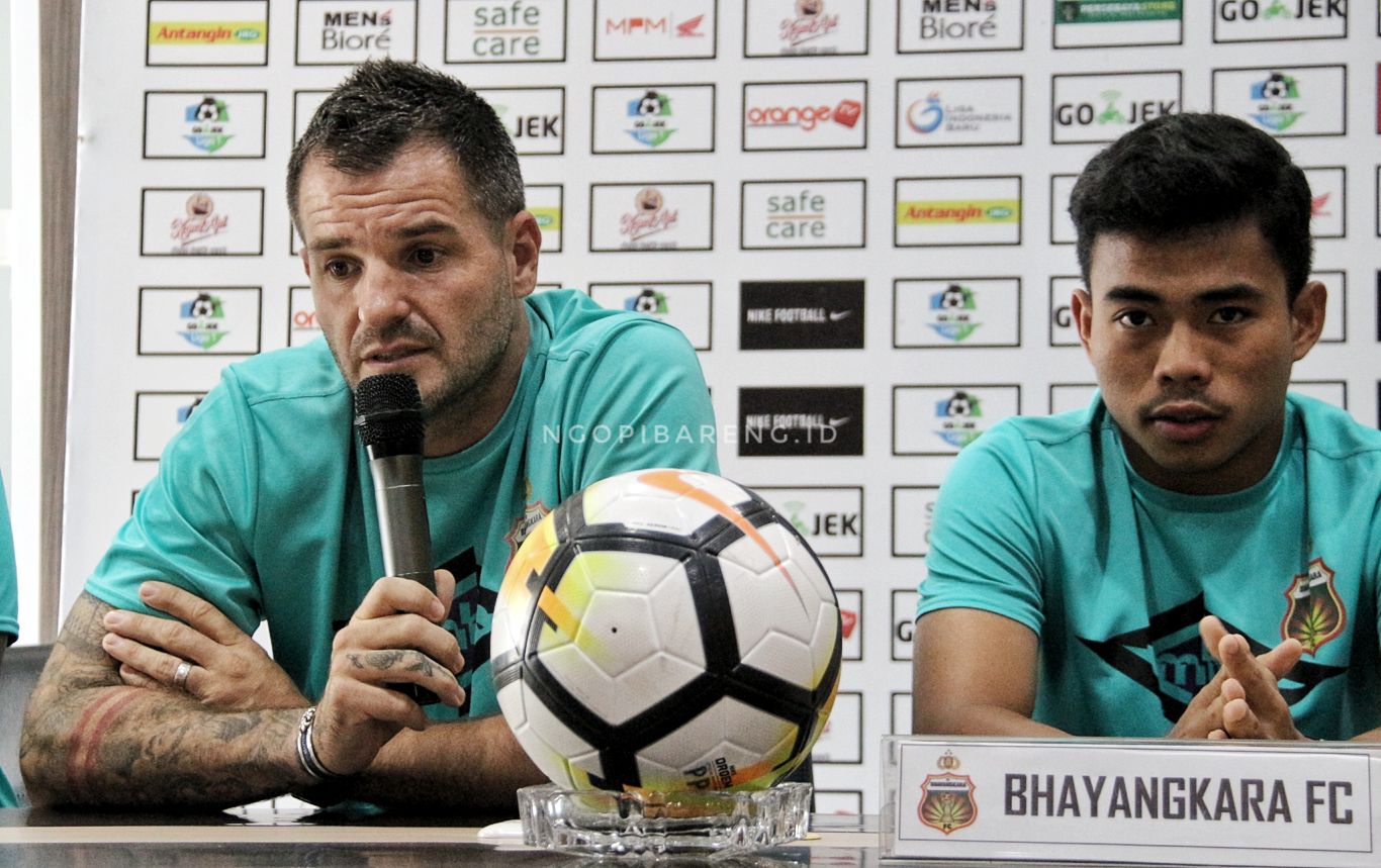 Pelatih Bhayangkara FC, Simon Mc Menemy (kiri) bersama Nurhidayat (kanan). (foto: Haris/ngopibareng.id)