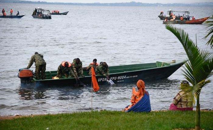 Pasukan marinir Uganda sedang mencari korban kapal tenggelam di Danau Victoria, hari Minggu kemarin. (Foto:AFP) 