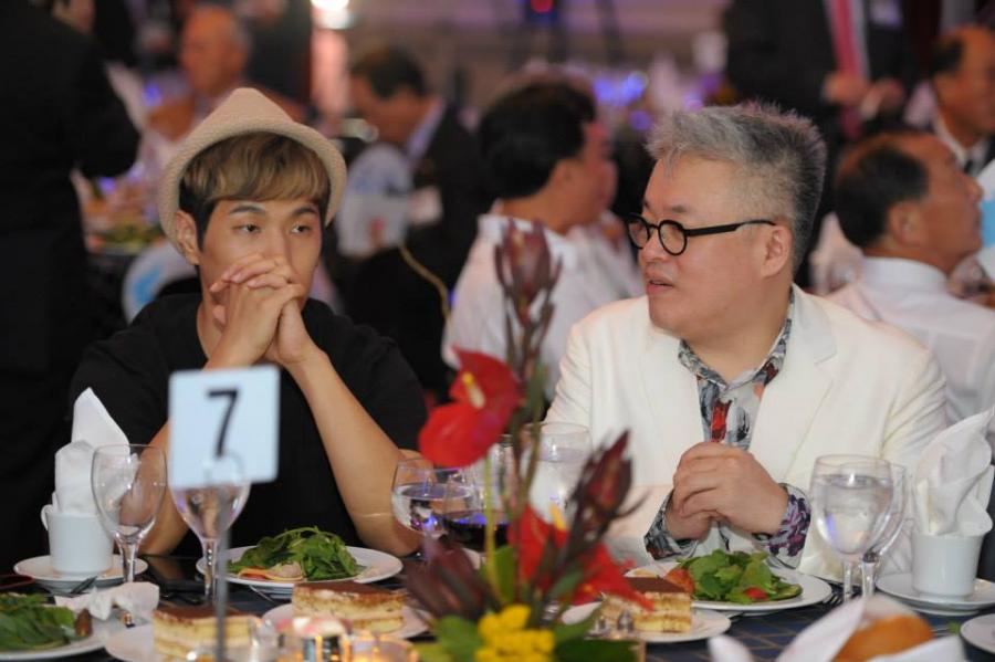 Kim Hyeong Seok (kanan), komposer musik pop dan agensi Kiwi Media Group dan Na Yong Seok sutradara acara-acara reality show ternama Korea (1 night 2 days, Journey to the West) menjadi dosen Pascasarjana K-pop.