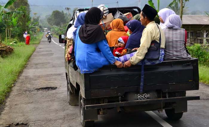 Mobil bak terbuka untuk menegangkut penumpang seperti ini adalah pelanggaran. (Foto: Dok.Antara)