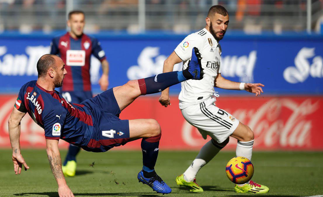 Striker Real Madrid, Karim Benzema tak mampu menyelamatkan timnya dari kekalahan saat dihajar Eibar 0-3. (Foto: Twitter/@realmadrid)