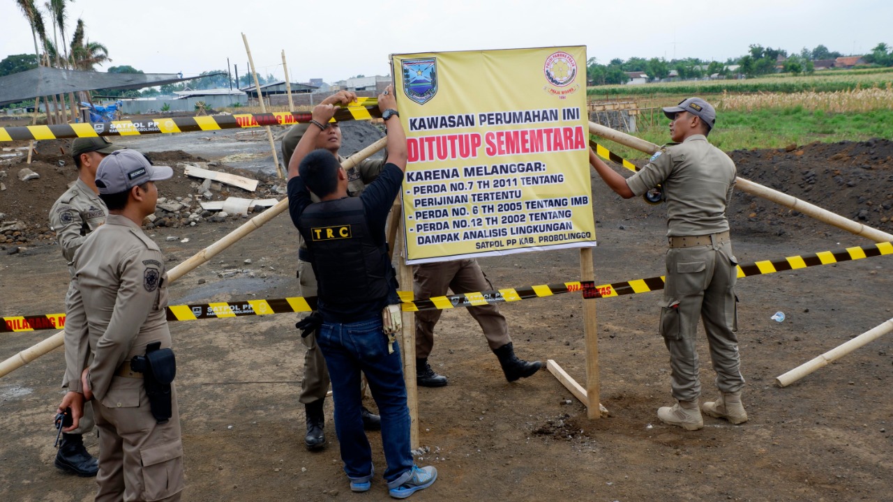 Satpol PP saat menyegel proyek Perumahan Paradise Mansion di Kabupaten Probolinggo. (Foto: Ikhsan/Ngopibareng.id)