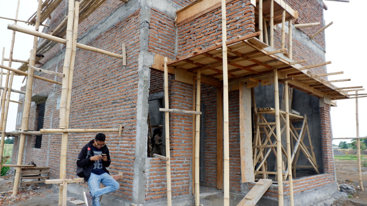 Rumah contoh yang dibangun di Perumahan Paradise Mansion di Kabupaten Probolinggo. (Foto: Ikhsan/Ngopibareng.id)