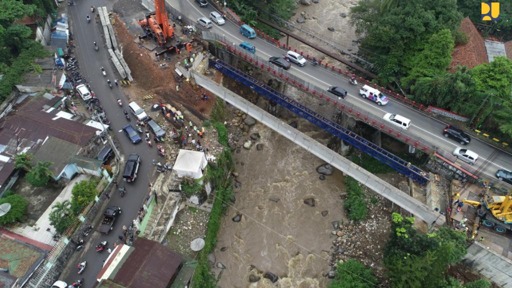 Pengerjaan pelebaran jalur Puncak Bogor tengah berlangsung dengan kerjasama PUPR dan Pemkab Bogor. (Foto: Biro Pers PUPR)