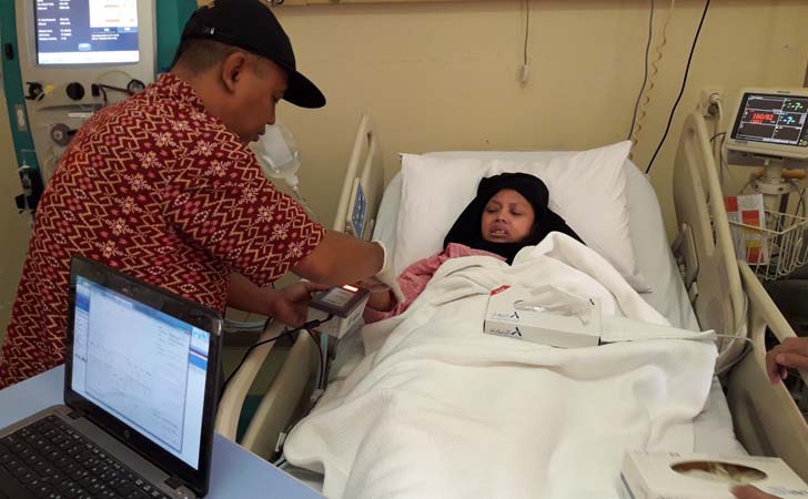 KOMPLIKASI: Sivayolanda Maman Rukma ketika masih dirawat di RS di Jeddah. (Foto: KJRI Jeddah for ngopibareng.id)