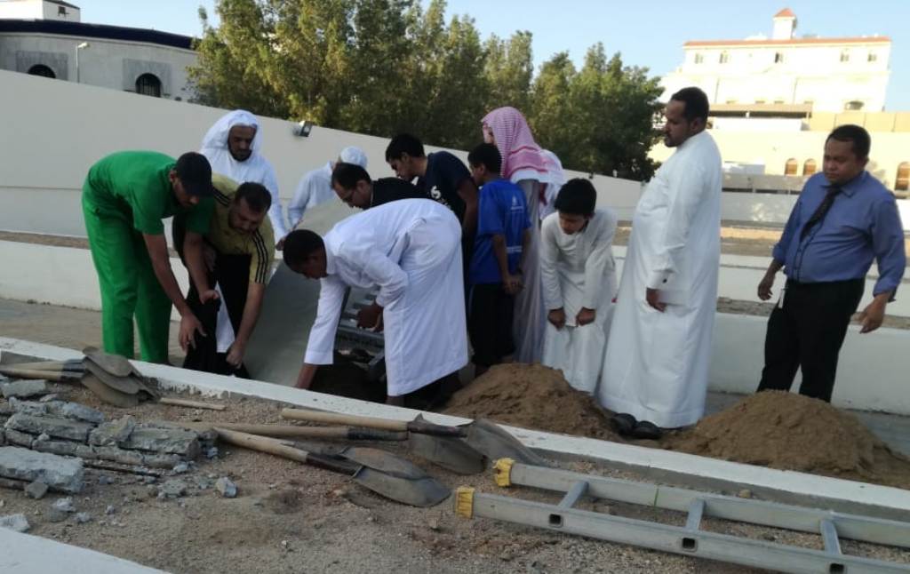 DIMAKAMKAN: Usai disalatkan di masjid Falestin, Jeddah, jenazah Sivayolanda Maman Rukma dimakamkan di Jeddah. (Foto: KJRI Jeddah for ngopibareng.id)