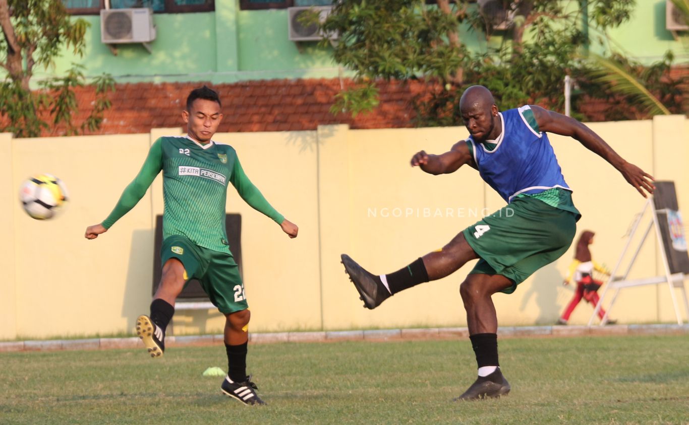 Pemain Persebaya, OK John dan Abu Rizal Maulana. (foto: Haris/ngopibareng.id)