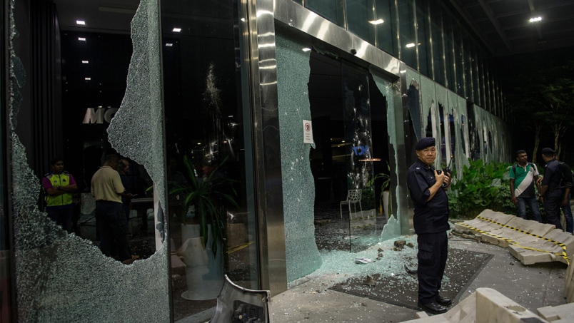 Pecahan kaca berserakan di depan One City Mall.