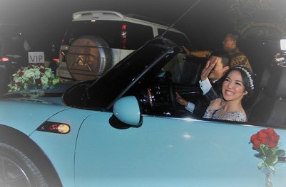 Gisella Anastasia dan Gading Marten mengendarai Mini Cooper B 991 SEL saat menikah lima tahun lalu.