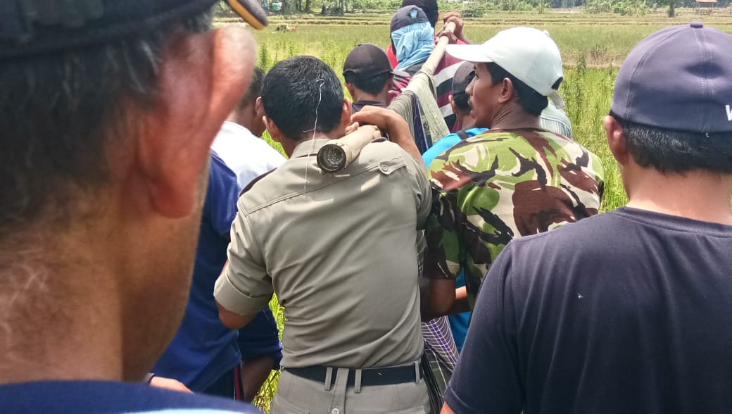 Korban dievakuasi warga dari sawah. foto:tokmartono