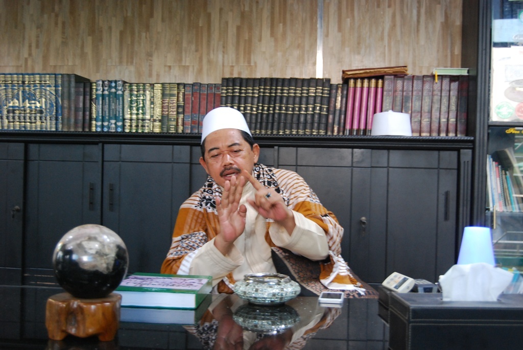 PESAN: KHR Abdul Basith, mengampanyekan bersedekah. (Foto: nu for ngopibareng.id)