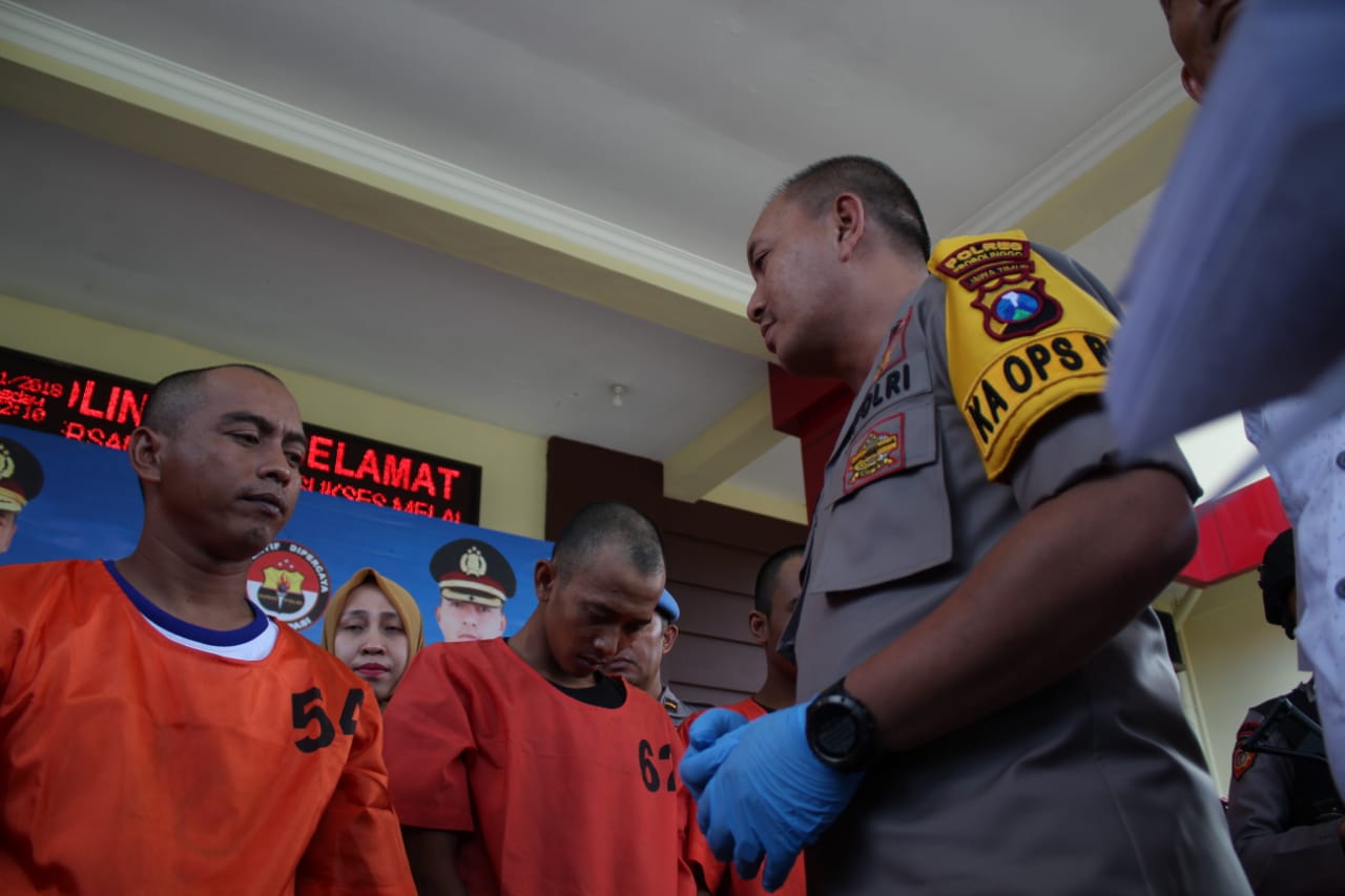 Tersangka AK (paling kiri) saat gelar perkara untuk media di Mapolres Probolinggo. (Foto: Ikhsan/Ngopibareng.id)