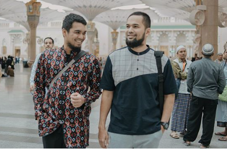 Teuku Wisnu (kanan) umrah bersama sahabatnya, Mario Irwinsyah. Foto: IG/teukuwisnu.