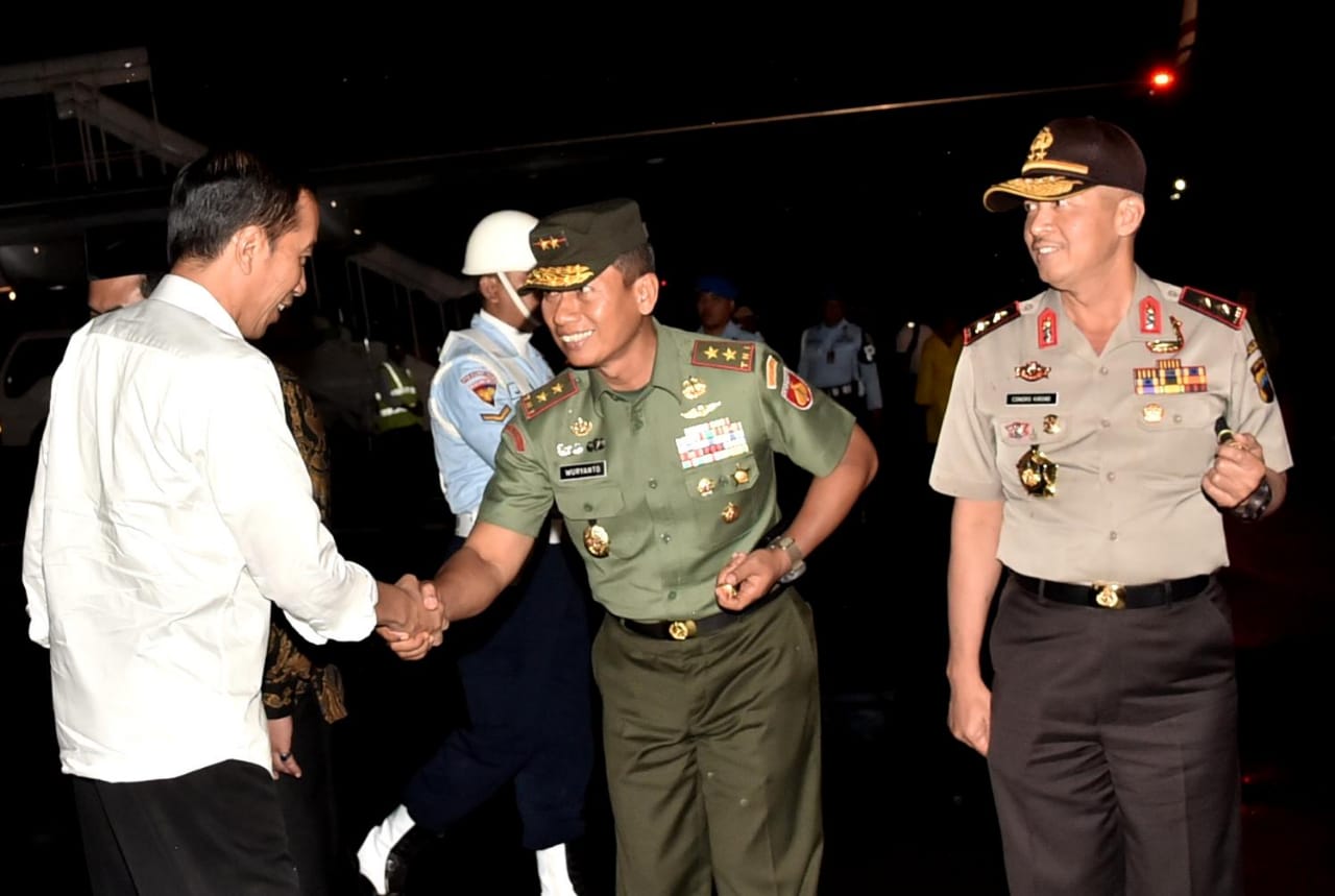 Kedatangan Presiden Jokowi di Jawa Tengah di sambut Wakil Gubernur Taj Yasin Maimoen, Pangdam IV/Diponegoro Mayjen (TNI) Wuryanto, dan Kapolda Irjen Pol Condro Kirono, Selasa, 27 November 2018 malam. (Foto: Biro Pers Setpres)