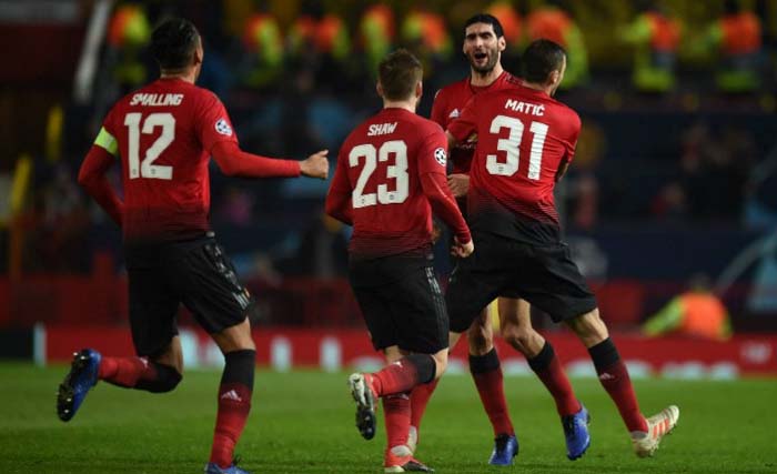 Marouane Fellaini (menghadap lensa) dan disambut kawan-kawannya usai mencetak gol ke gawang BSC Young Boys di di Old Trafford Rabu dini hari. (Foto: AFP) 