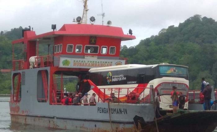 Kapal penyeberangan Pengayom IV mengangkut bus yang membawa para napi teroris dan narkoba ke Nusakambangan hari ini, Rabu 28 November. (Foto: Antara)