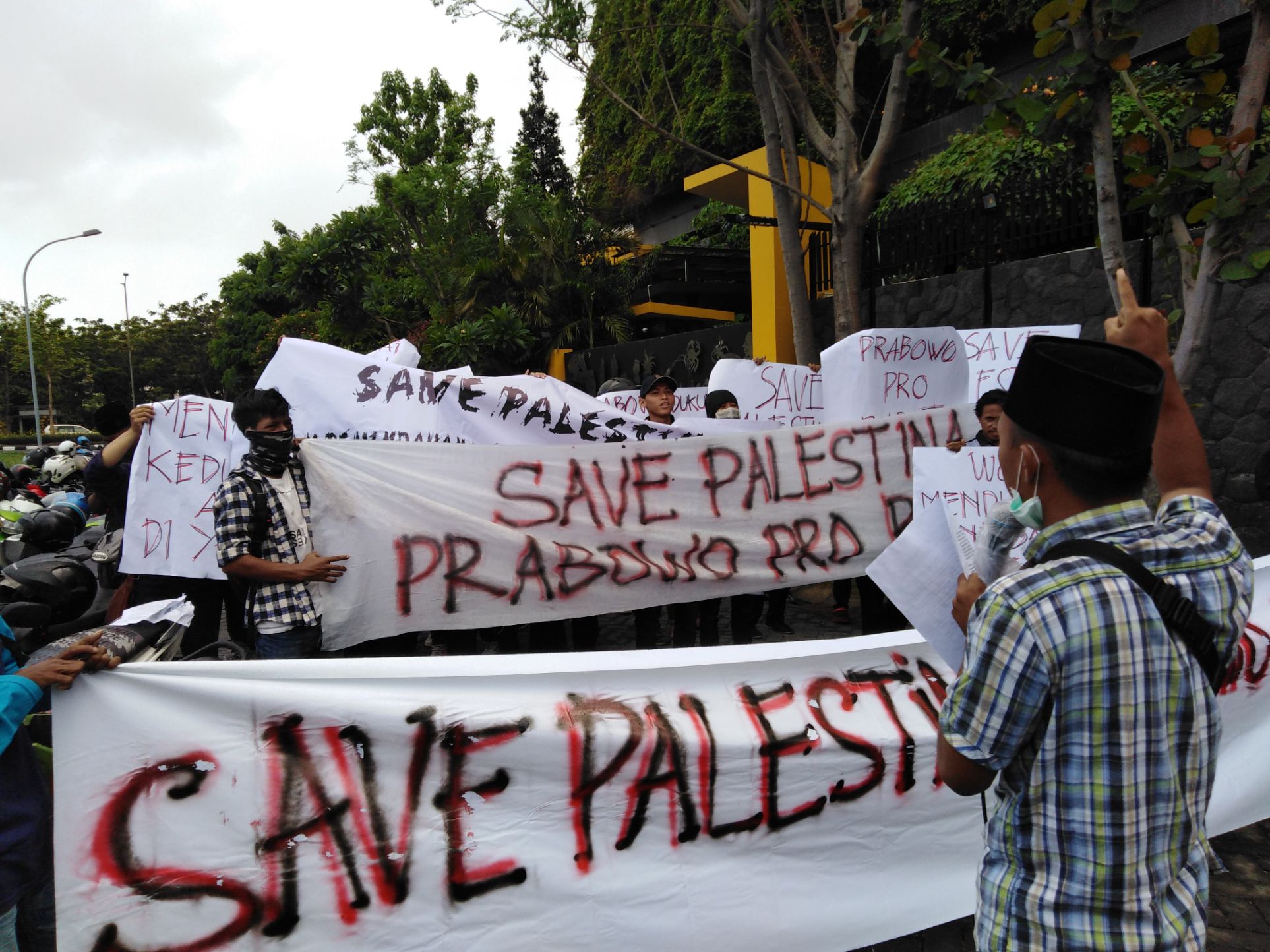 Sejumlah massa menggelar aksi damai seruan jihad bela Palestina, di depan Konsulat Jenderal Australia di Jalan Dokter Ir Soekarno Surabaya, Rabu 28 November 2018. (Foto: farid/ngopibareng.id) 