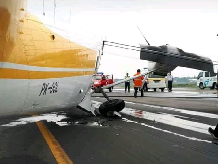 Pesawat jenis Twin Otter PK-OCL milik maskapai Air Past tergelincir di Bandara Juanda, Surabaya, Rabu, 28 November 2018. (Foto: netizen)