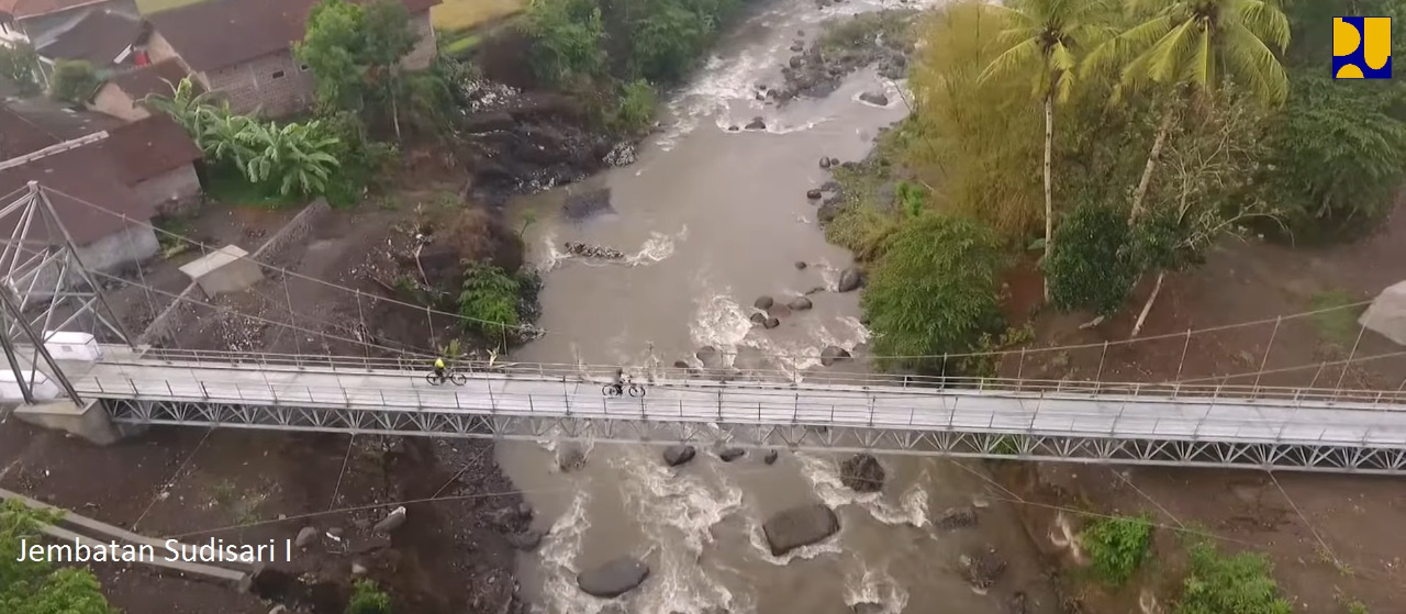 Jembatan Gantung Sudisari tampak dari atas yang dibangun Kemen PUPR tahun 2018. (Foto: Dok Birkom Kemen PUPR)