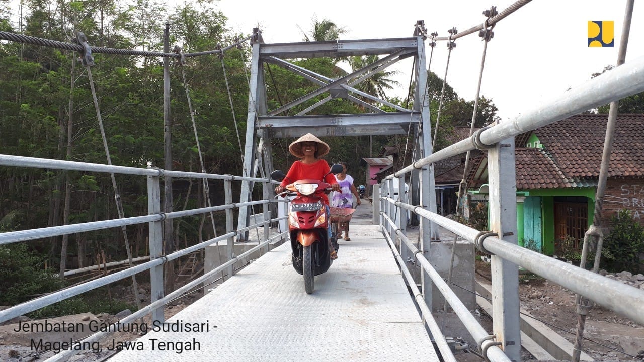 Salah satu jembatan gantung di desa Sudisari Magelang yang dibangun Kemen PUPR tahun 2018. (Foto: Birkom Kemen PUPR)