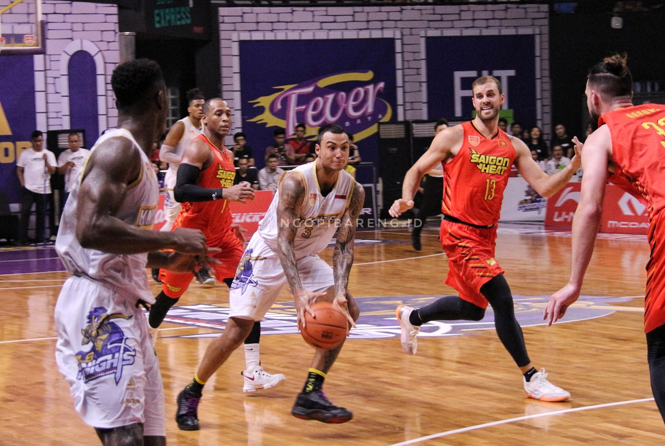 CLS Knight kalah dari tamunya Saigon Heat. (foto: Haris/ngopibareng.id)