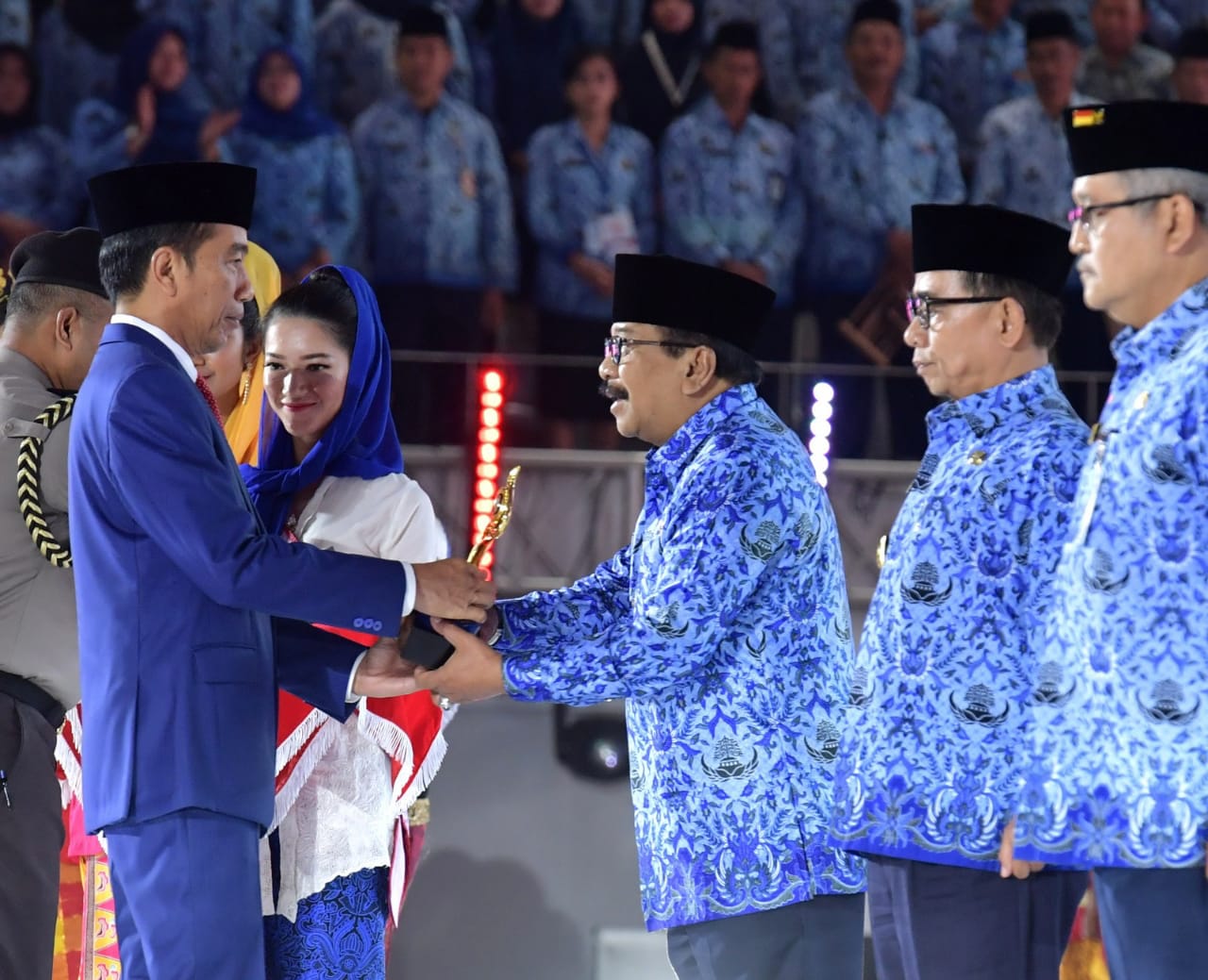 Gubernur Jawa Timur, Soekarwo menerima penghargaan dari Presiden Jokowi sebagai pembina Korpri terbaik.