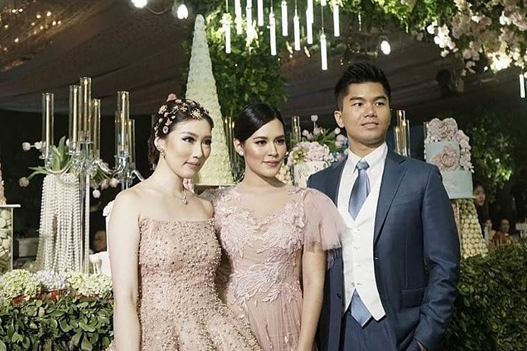 Pasangan Jusup Maruta Cahyadi dan Clarissa foto bersama penyanyi, Raisa. (foto: Instagram)