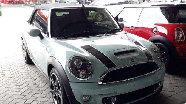 Mobil Mini Cooper milik Gisella Anastasia tampak depan.